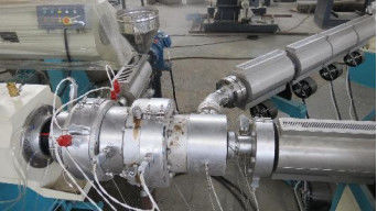 Üç Katmanlı Co Ekstrüde HDPE Boru Ekstrüzyon Hattı Yüksek Verimlilik